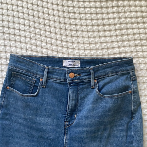 Denizen Levi’s Ultra High Rose Crop Flair Jeans Size 10 NEW - Picture 4 of 12